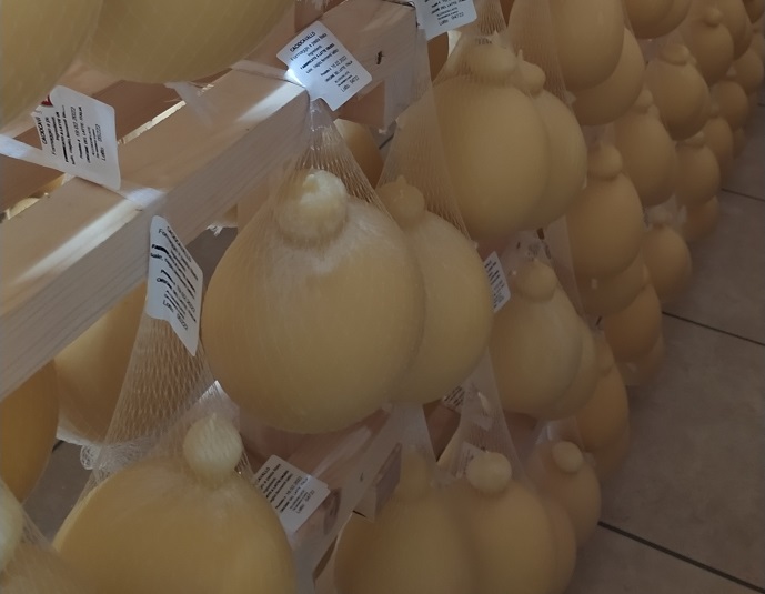 Caciocavallo, caciocavallo con peperoncino, provola