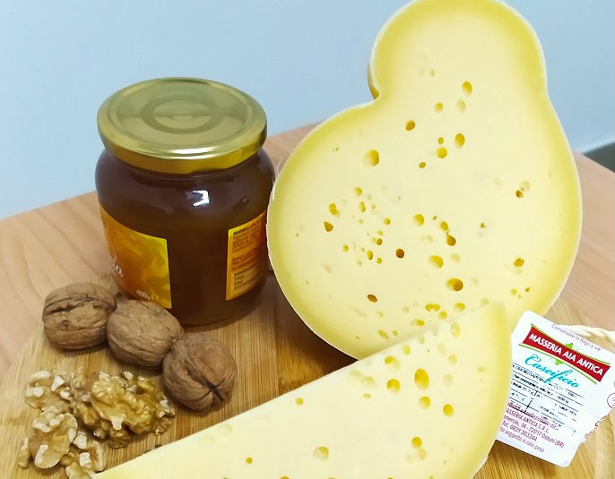 Caciocavallo, caciocavallo con peperoncino, provola